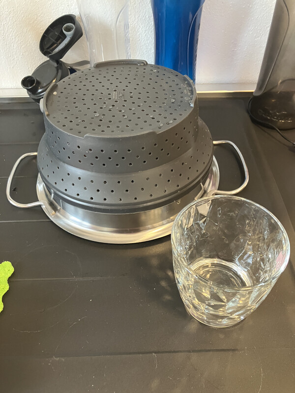 Silicon and metal colander